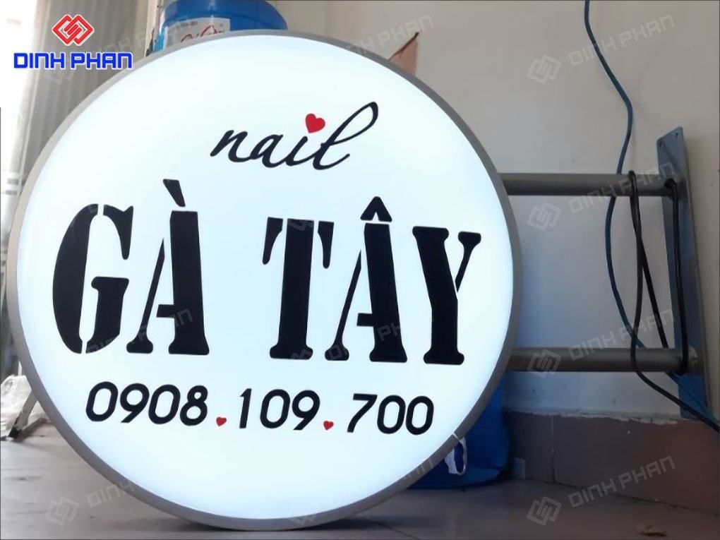 Bảng hiệu vẫy hộp đèn mica hút nổi hình tròn cho Nail Gà Tây