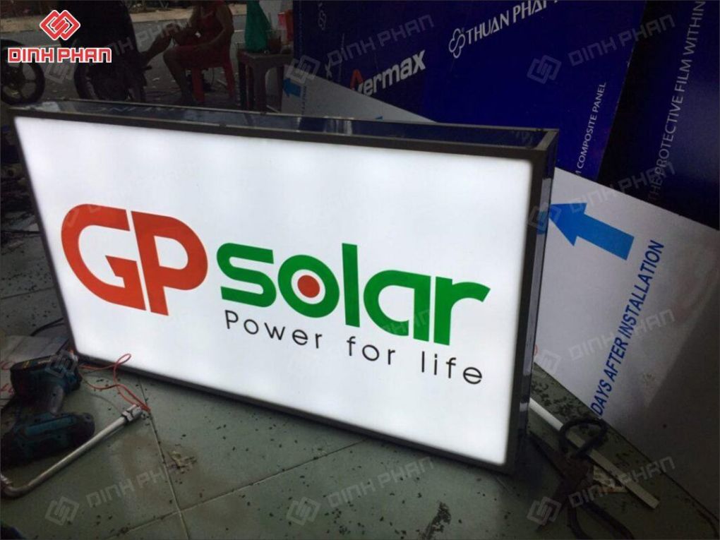 Hộp đèn mica dán decal logo thương hiệu GP Solar
