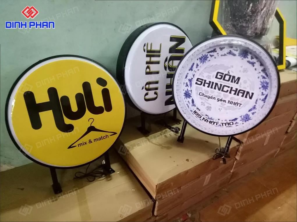 Các mẫu hộp đèn mica hút nổi tròn vẫy biển đẹp cho quán cafe, shop thời trang