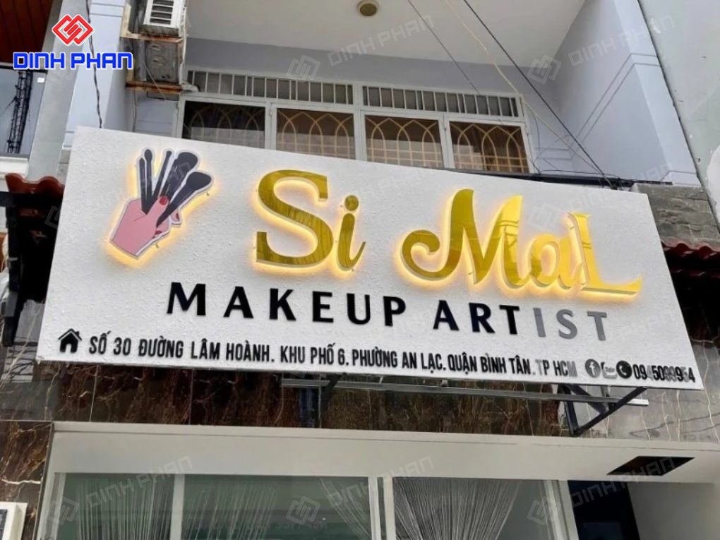 Bảng hiệu Si Ma Makeup Artist chữ nổi ánh vàng.